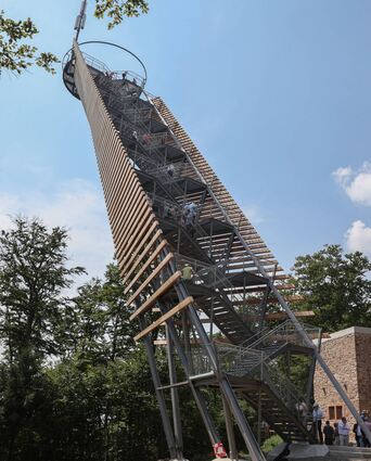 Ein touristisches Glanzlicht: Etliche markante Punkte sind in den Wanderführer „Wandern für die Seele. Odenwald“ einbezogen, etwa der Turm auf der Tromm.