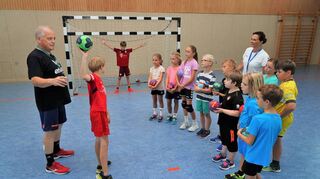 Ein abwechslungsreiches Programm erwartet Zwingenberger Kinder bei den Ferienspielen: Die Handballer des TuS laden wie im Vorjahr zum Schnupper-Training ein, mit dem Gewerbeverein geht es per Bus erneut zum Kinobesuch nach Bensheim.