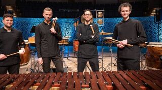 Das Elbtonal Percussion Ensemble aus Hamburg gestaltet das Lesungskonzert musikalisch.