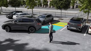 mid Groß-Gerau - Das Ein- und Ausparken lässt sich über die Volkswagen-App per Smartphone steuern.