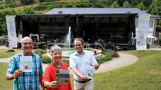 Die Bühne steht, heute Abend steigt das OpernAir im Auerbacher Fürstenlager. Vor Ort wurde am Donnerstag eine Spende der Bürgerstiftung an den Veranstalter Collegium Musicum übergeben. Unser Bild zeigt (v.l.): CMB-Vorsitzender Christian Wüstner, Bürgermeisterin Christine Klein und Markus Loser (Vorsitzender des Vorstands der Bürgerstiftung).