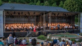 Die XXL-Bühne vor dem Herrenhaus war gut gefüllt: Rund 150 Mitwirkende in Chor und Orchester waren am OpernAir 2023 beteiligt.