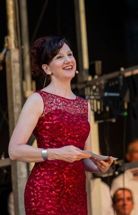 Charmante Moderatorin: Die Sängerin und Dirigentin Cosima Seitz.
