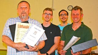 Michael Hölzel (rechts) wurde zum Vereinsvorsitzenden des Reichenbacher Schützenvereins gewählt. Außerdem konnte er für  25-jährige Mitgliedschaft geehrt werden. Eine weitere Ehrung erhielt Karl Georg Müller (links) für 50-jährige Mitgliedschaft. Zum stellvertretenden Vorsitzenden wurde Julius Meyer gewählt (Zweiter von links) und Walter Jost zum Beisitzer.