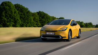mid Hamburg - Elektrisch kann der Toyota Prius bis zu 130 km/h schnell fahren, die Maximal 86 Kilometer elektrische Reichweite sind realistisch erreichbar.