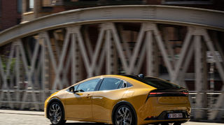 mid Hamburg - Das schräg auslaufende Heck des neuen Toyota Prius betont den sportlichen Design-Eindruck, reduziert aber die nutzbare Laderaumhöhe und die Sicht nach hinten.