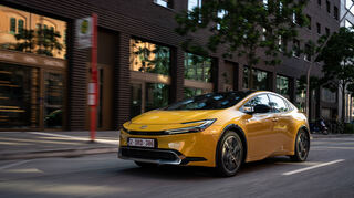mid Hamburg - In der Stadt wirkt der neue Toyota deutlich handlicher als zuvor &#8211; Abrollkomfort und Geräuschdämmung sind viel besser geworden.