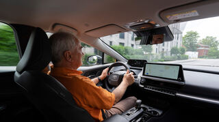 mid Hamburg - Das Cockpit ist weniger eigenwillig gestaltet als bisher, es entspricht mit großem Touchscreen und kleinerem Infodisplay modernen Design-Trends.