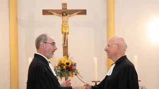 Bei einem festlichen Gottesdienst in der Michaelskirche Bensheim wurde Pfarrer Christoph Bergner (r.) von Propst Stephan Arras (l.) und Dekan Arno Kreh in den Ruhestand verabschiedet.