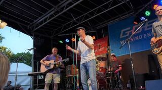 Zwingenberg, Weinfest, 27. u. 28.05.2023; Foto: Thomas Zelinger


auf dem Foto: Auftritt Sam's Living Room