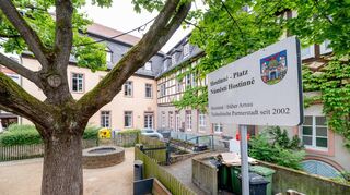 Der Hostinné-Platz am Wambolter Hof soll durch Begrünung und neue Sitzmodule attraktiver werden.