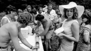 Schon in den ersten Jahren seines Bestehens erfreuten sich die Grillfeste der Reichenbacher Vogelschutzgruppe großen Zuspruchs. 1975 servierten die Vogelschützer ihren Räuberbraten auf dem Gelände des OMC Reichenbach im Höllacker.