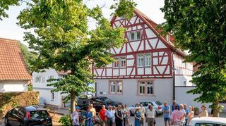 Der Kur- und Verkehrsverein Auerbach hatte am Montag zu einem seiner Themenrundgänge eingeladen. Treffpunkt war am alten Rathaus in der Bachgasse, von wo aus die 20 Teilnehmer des Abendspaziergangs starteten.