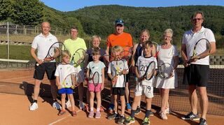 Jung und Alt spielen in Gronau Tennis; neben Abteilungsleiter Michael Borowsky (re.) auch noch weitere Vorstandsmitglieder wie Kassenwartin Nicole Opper (4. v. li.), Beisitzer Holger Steinmann (re. daneben) und Peter Berger (li., Skigymnastik).
