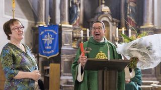 Pfarrer Michael Bartmann dankte Beate Bläsius-Stefan für ihren jahrzehntelangen Dienst als Pastoralreferentin in St. Nazarius.