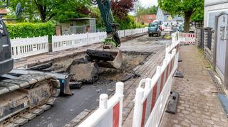 Der erste Bauabschnitt zwischen Modaustraße und Schlössergasse ist geschafft. Seit dieser Woche ist der Abschnitt zwischen Schlössergasse und Stotz an der Reihe. Wenn alles planmäßig verläuft, ist die Sanierung der Reichenbacher Straße in Beedenkirchen bis Mitte August komplett abgeschlossen.