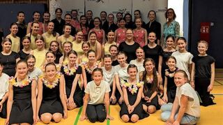 Schülerinnen der Bensheimer Liebfrauenschule sind bestens gelaunt, denn sie überzeugten mit starken Leistungen beim Bundesentscheid im Tanzen.