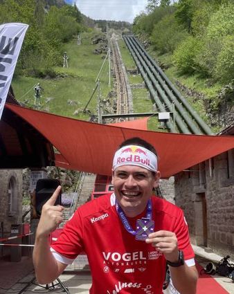 Glücklich präsentiert Sven Bornert seine Finisher-Medaille.