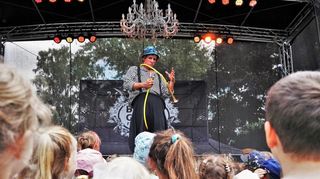 Den Auftakt des Birkengarten-Festivals übernahm Clown Otsch, der die Kinder im Handumdrehen mit seinen Späßen begeistern konnte.