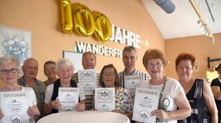 Bei der 100-Jahr-Feier der Wanderfreunde Bensheim wurden Mitglieder geehrt: Lilli Finn, Maria und Arno Gabelmann, Monika und Hubert Lulei, Helga Schmolinsky (25 Jahre), Thomas Peter (40) und Brigitte Fertig (45). Auf dem Bild fehlen Willi Jäger, Jutta und Karl Schröder, Marianne u. Ursel Tillmann, Hermann Fertig, Katharina Freitag, Erna Rettig und Christel Philipp.