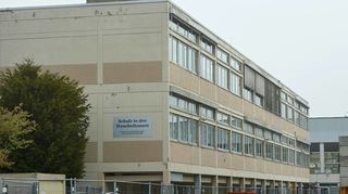 Die umstrittene Lehrerin, die nicht mehr an der Bibliser Schule in den Weschnitzauen unterrichtet, war zuvor in Kelkheim tätig. Von dort hatten Eltern einen Brief an das Staatliche Schulamt in Heppenheim geschickt.