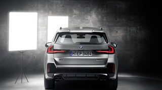 mid Groß-Gerau - Die M spezifische Fahrwerkstechnik lässt das Performance-Modells um 15 Millimeter tiefer liegen als die anderen Varianten des BMW X1.