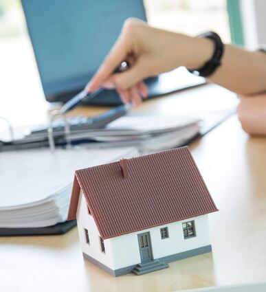 Immobilie geschenkt bekommen? Dann ist das für die neuen Immobilienbesitzer nicht nur ein Privileg, sondern auch eine Verpflichtung.