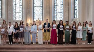 An der Liebfrauenschule wurden am Mittwoch an 70 Schülerinnen die Abiturzeugnisse überreicht – auf dem Bild das Tutorium von Barbara Buss.