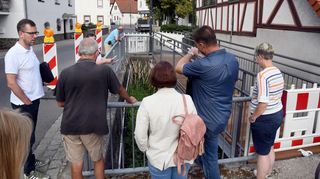 Der Ortsbeirat Gronau machte sich bei einem Termin am Dienstag ein Bild von der Sanierung der Märkerwaldstraße.