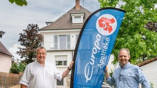 BBE, BENSHEIM,m Geburtshaus Fehlheimer Straßer 2000 Euro Spende von Florian Meissl von der Europa Apotheke, an den Vorsitzenden des Trägerevereins Rolf Richter, ,, Bild: Thomas Neu