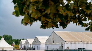 Die Zeltstadt auf dem Bensheimer Festplatz wird als „Pufferunterkunft“ für die Unterbringung von Geflüchteten weiterhin benötigt. Kreisbeigeordneter Matthias Schimpf skizzierte im Ausländerbeirat die aktuelle Situation.