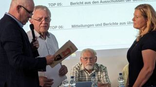 Bürgermeister Andreas Heun (links) übergibt die Ernennungsurkunde vor der Vereidigung durch den Vorsitzenden der Gemeindevertretung, Helmut Adam(rechts daneben)