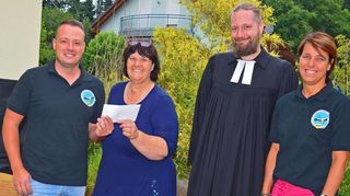 Ulrike Reiser (Zweite von links) überreichte dem Vorsitzenden der Vogelschützer, Jan-Niklas Gehbauer (links) ein Geschenk der Gemeinde.