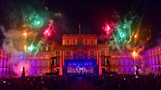Open-Air-Gala: Schloss in Flammen mit dem Nationaltheater.