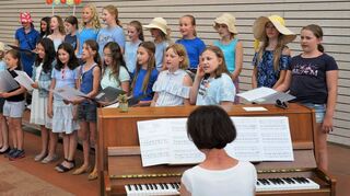 Beim Konzert der Liebfrauenschule zeigten die jungen Musikerinnen – hier die Singklasse 5 – ihr Können.