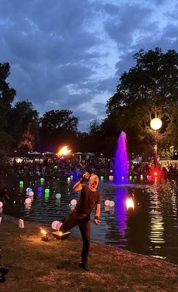 Feuerartisten sorgten am Teich für Aufmerksamkeit.