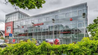 Die Hauptstelle der Sparkasse in der Bensheimer Bahnhofstraße wird zurzeit saniert.