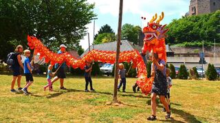 Der Spaziergang mit dem gut drei Meter langen chinesischen Drachen gehörte für viele Kinder zu den Höhepunkten des Festes.