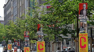Wahlplakate in der Fressgasse. Die Mannheimer SPD fordert nun von CDU-Kandidat Christian Specht, Höhe und Herkunft seines Wahlwerbung-Budgets offenzulegen.