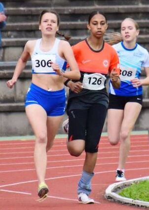 Nele Harjes (links) von der LG Bensheim hat sich über 800 Meter für die Teilnahme an der deutschen Meisterschaft qualifiziert.
