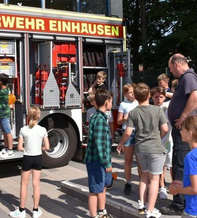 Gemeindebrandinspektor Christoph Röll informierte die Kinder.