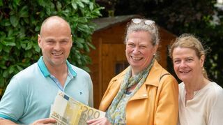 Der Soroptimist-Club unterstützt mit einer Spende die Inobhutnahme des Vereins für Kinderhauserziehung. Unser Bild zeigt die symbolische Übergabe am Freitag von Susanne Krömker (Mitte) und Petra Wahler an den Teamleiter der Inobhutnahme Andreas Bommel.