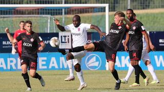 Der FC Würzburger Kickers hat das Testspiel beim FSV Hollenbach verdient mit 2:0 gewonnen. Unser Bild zeigt eine szene mit Hollenbachs Boris Nzuzi sowie den Kickers-Spielern (von links) Dominik Meisel, Fabian Wessig und Saliou Sané.