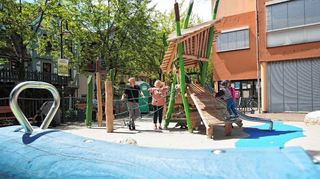 Der Spielplatz an der Lauter zwischen Stadtbücherei und Wambolter Hof wurde komplett erneuert. Seit ein paar Tagen kann dort endlich auch gespielt werden.