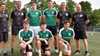 Die Neuen beim FC Starkenburgia: stehend v.l. Trainer Christian Schmitt, Trainer Marco Becker, Julian Meister, Robin Gielow, Athletik-Trainer Markus Röcker, Physio Walter Merkel; kniend v.l. Michael Lies, Dominik Decker, Tristan Röhrig.