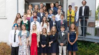 Der Konfirmandenjahrgang traf sich vor dem feierlichen Gottesdienst zum Gruppenfoto vor dem Evangelischen Gemeindehaus.