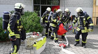 Die Lorscher Feuerwehr war schnell zur Stelle und brachte die „Verletzten“ aus dem Gebäude der Siemens-Schule in Sicherheit.