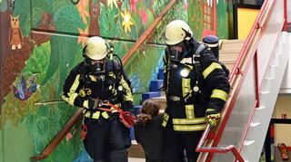Aus dem im Obergeschoss gelegenen Chemieraum mussten die „vermissten“ Schüler bei der Übung durchs Treppenhaus ins Freie befördert werden.