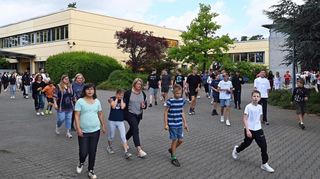 Als das Alarmsignal an der Werner-von-Siemens-Schule ausgelöst wurde, verließen bei der Übung alle rund 540 Schüler rasch das Gebäude und brachten sich auf dem Außengelände in Sicherheit.