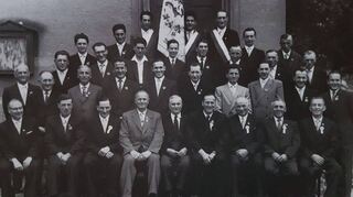Die Sängerlust Schlierbach im Jahr 1958. Untere Reihe von links: Chorleiter Hermann Schacker, Emil Baldauf, Alfred Rettig, Valentin Keil, Peter Grieser, Nikolaus Keil, Peter Fendrich, Georg Keil, Georg Pfeifer. Zweite Reihe von links: Adam Pfeifer, Adam Rettig V, Georg Rettig, Adam Lang, Peter Meister, Herbert Laudenbach, Michael Bauer, Leonhard Bitsch, Wilhelm Lang, Klaus Keil. Dritte Reihe von links: Heinrich Schmitt, Peter Pfeifer, Friedrich Hartmann, Hans Falter, Dieter Keil, Erwin Grieser, Michael Bitsch, Peter Bauer, Peter Schneider. Vierte Reihe von links: Michael Bitsch, Georg Bauer, Helmut Keil, Otto Pfeifer, Philipp Eberle.